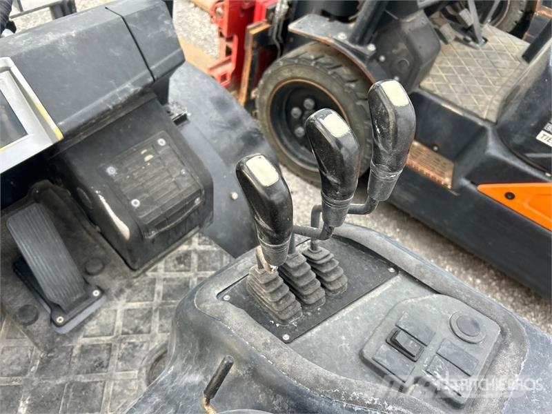 Doosan G40S-7 8350 lb Pneumatic Tire Forklift Viličarji - drugo