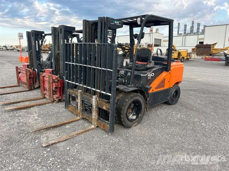 Doosan G40S-7 8350 lb Pneumatic Tire Forklift Viličarji - drugo