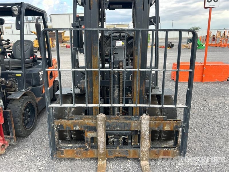 Doosan G40S-7 8350 lb Pneumatic Tire Forklift Viličarji - drugo
