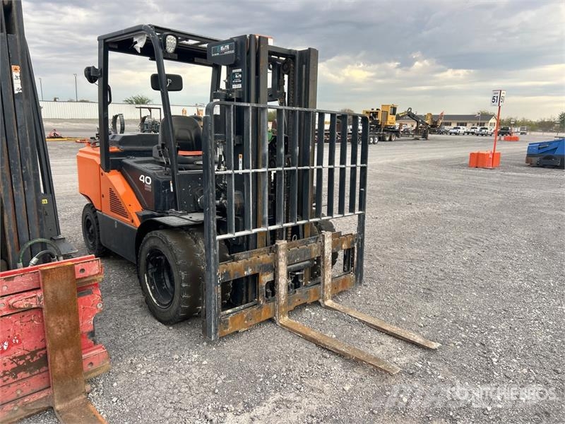 Doosan G40S-7 8350 lb Pneumatic Tire Forklift Viličarji - drugo