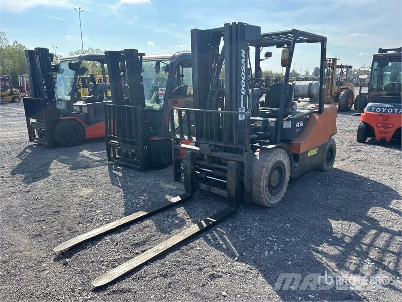 Doosan G45S-5 8700 lb Pneumatic Tire Forklift Andere Gabelstapler