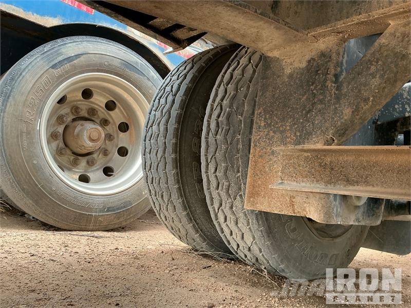 Doosan Specialized Trailer 47 ft T/A W/ 6 Hose Reels, 28' 低架裝載車