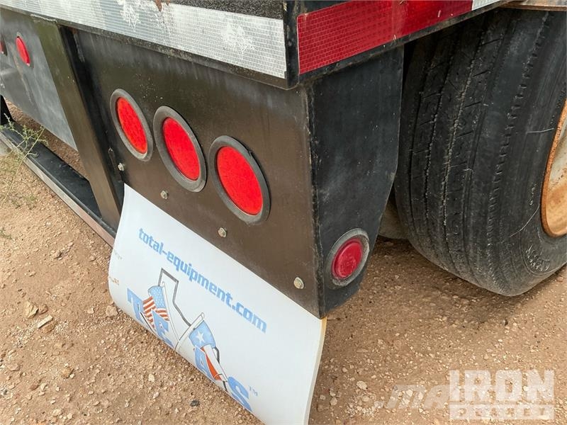 Doosan Specialized Trailer 47 ft T/A W/ 6 Hose Reels, 28' 低架裝載車