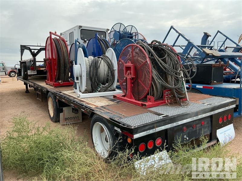 Doosan Specialized Trailer 47 ft T/A W/ 6 Hose Reels, 28' 低架裝載車