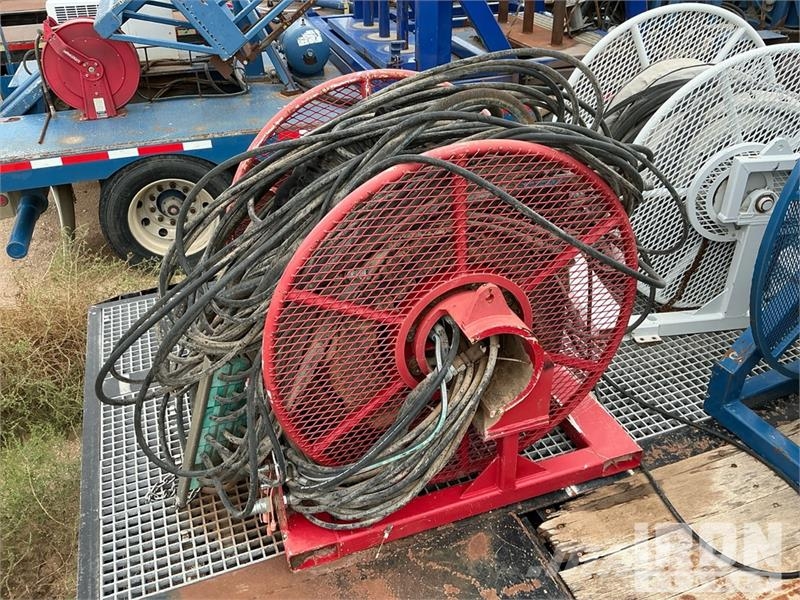 Doosan Specialized Trailer 47 ft T/A W/ 6 Hose Reels, 28' 低架裝載車