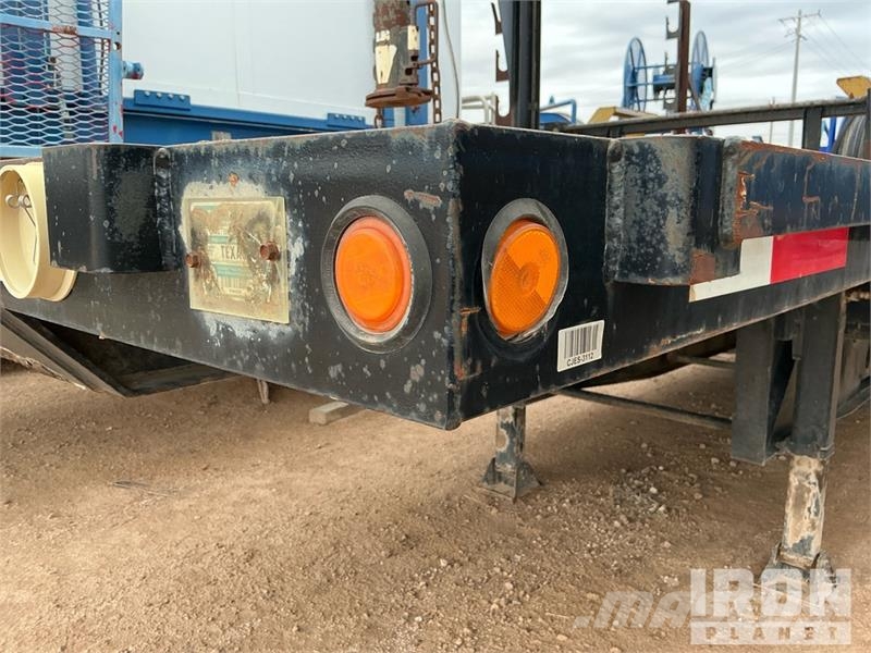 Doosan Specialized Trailer 47 ft T/A W/ 6 Hose Reels, 28' 低架裝載車