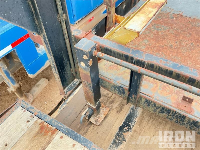 Doosan Specialized Trailer 47 ft T/A W/ 6 Hose Reels, 28' 低架裝載車