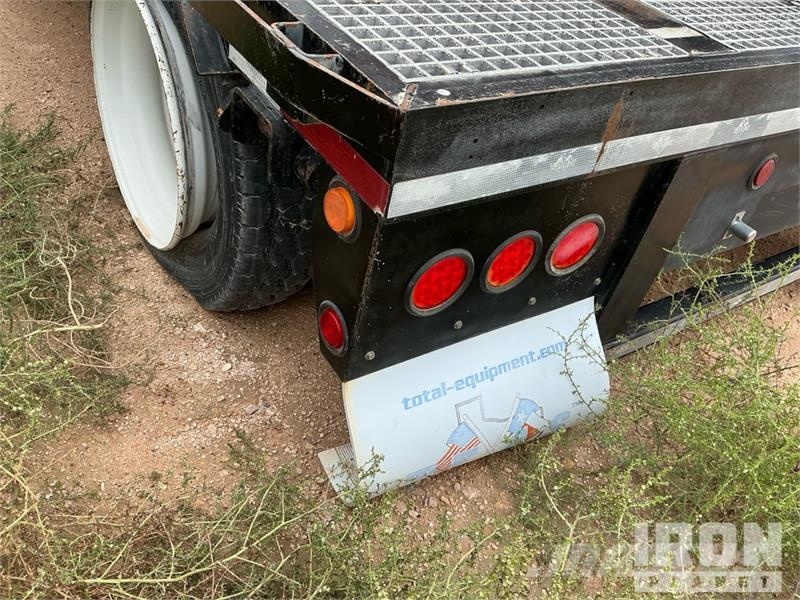 Doosan Specialized Trailer 47 ft T/A W/ 6 Hose Reels, 28' 低架裝載車