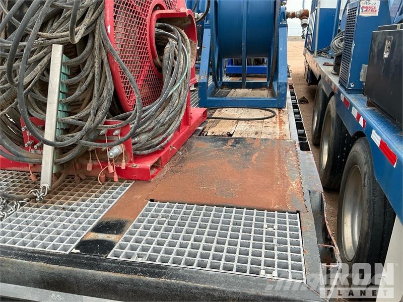 Doosan Specialized Trailer 47 ft T/A W/ 6 Hose Reels, 28' 低架裝載車