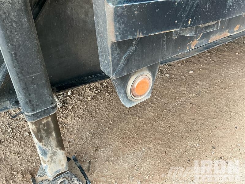 Doosan Specialized Trailer 47 ft T/A W/ 6 Hose Reels, 28' 低架裝載車