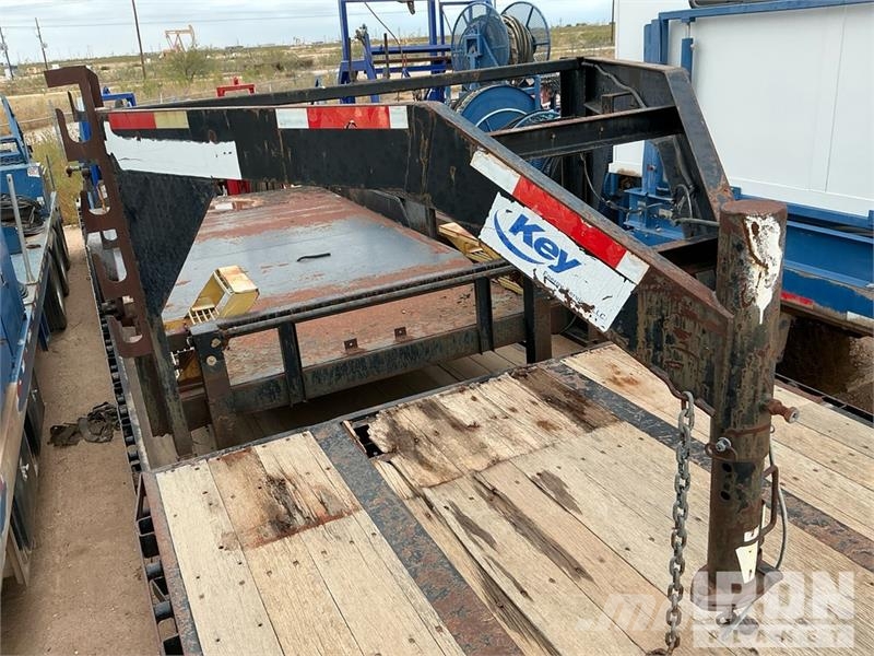 Doosan Specialized Trailer 47 ft T/A W/ 6 Hose Reels, 28' 低架裝載車