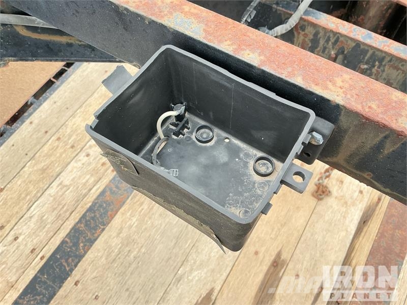 Doosan Specialized Trailer 47 ft T/A W/ 6 Hose Reels, 28' 低架裝載車