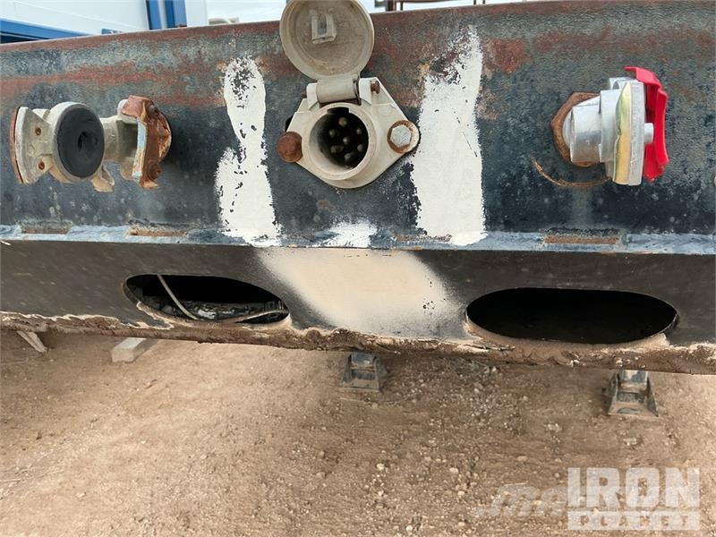 Doosan Specialized Trailer 47 ft T/A W/ 6 Hose Reels, 28' 低架裝載車