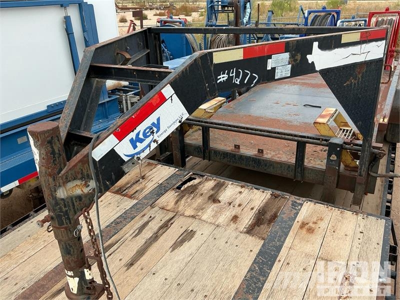 Doosan Specialized Trailer 47 ft T/A W/ 6 Hose Reels, 28' 低架裝載車