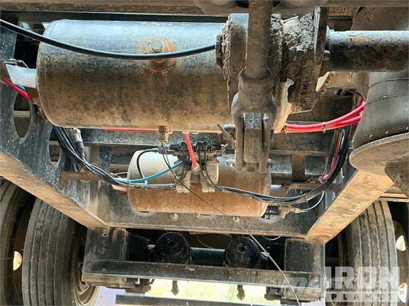 Doosan Specialized Trailer 47 ft T/A W/ 6 Hose Reels, 28' 低架裝載車