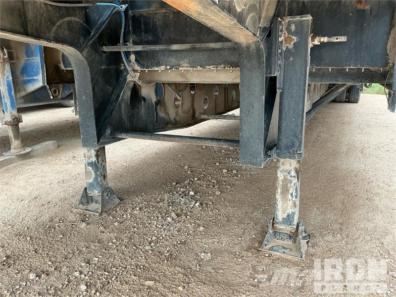 Doosan Specialized Trailer 47 ft T/A W/ 6 Hose Reels, 28' 低架裝載車
