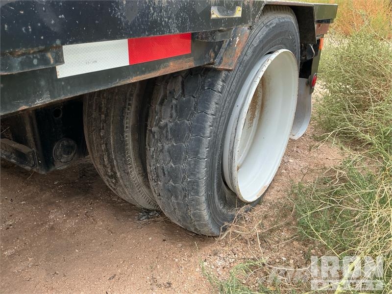 Doosan Specialized Trailer 47 ft T/A W/ 6 Hose Reels, 28' 低架裝載車