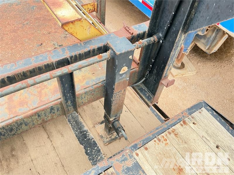 Doosan Specialized Trailer 47 ft T/A W/ 6 Hose Reels, 28' 低架裝載車