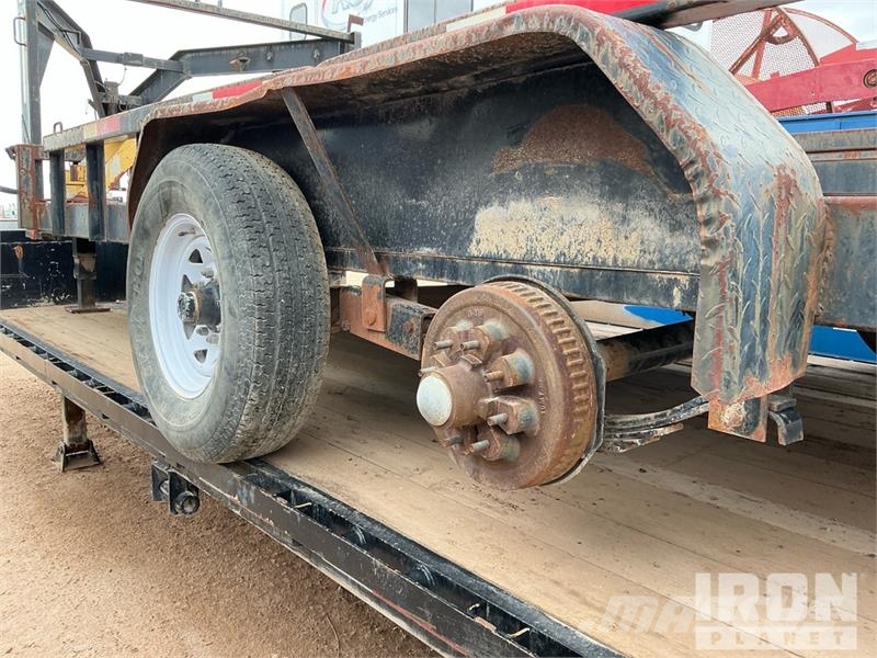 Doosan Specialized Trailer 47 ft T/A W/ 6 Hose Reels, 28' 低架裝載車