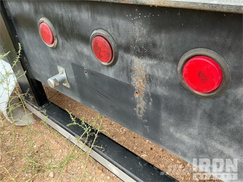 Doosan Specialized Trailer 47 ft T/A W/ 6 Hose Reels, 28' 低架裝載車