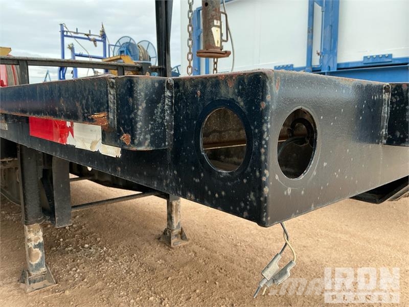 Doosan Specialized Trailer 47 ft T/A W/ 6 Hose Reels, 28' 低架裝載車