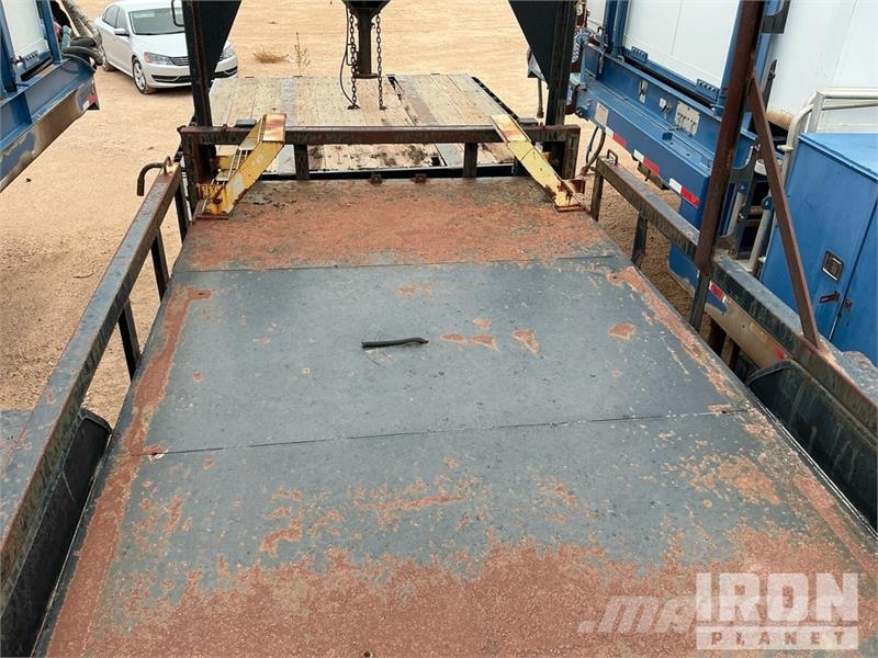 Doosan Specialized Trailer 47 ft T/A W/ 6 Hose Reels, 28' 低架裝載車