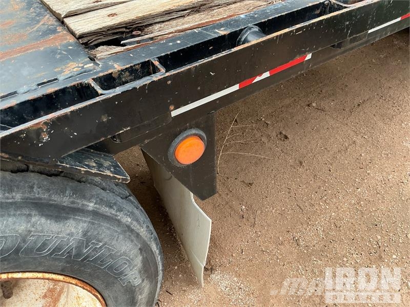 Doosan Specialized Trailer 47 ft T/A W/ 6 Hose Reels, 28' 低架裝載車