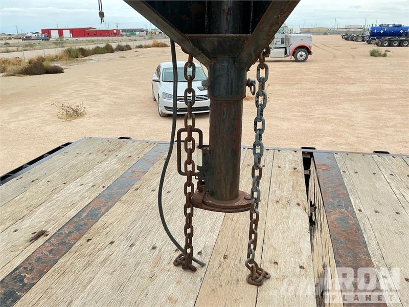 Doosan Specialized Trailer 47 ft T/A W/ 6 Hose Reels, 28' 低架裝載車