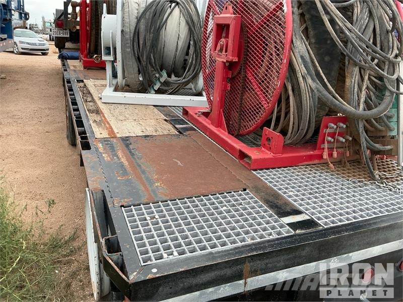 Doosan Specialized Trailer 47 ft T/A W/ 6 Hose Reels, 28' 低架裝載車