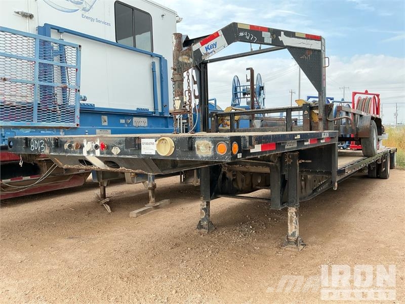 Doosan Specialized Trailer 47 ft T/A W/ 6 Hose Reels, 28' 低架裝載車