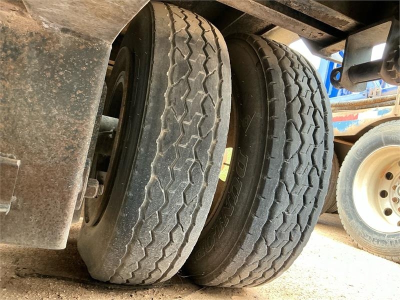 Doosan Specialized Trailer 47 ft T/A W/ 6 Hose Reels, 28' 低架裝載車