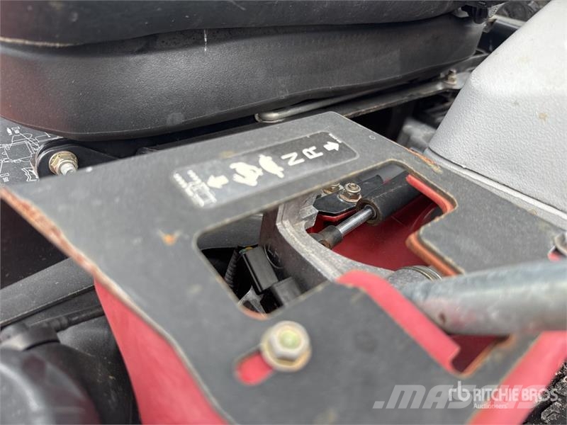 Exmark Lazer Z X-Series 4x2 Ride-On 72 in Lawn Mower 騎乘式割草機