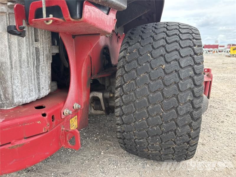 Exmark Lazer Z X-Series 4x2 Ride-On 72 in Lawn Mower 騎乘式割草機