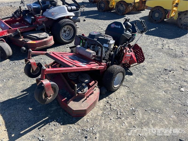 Exmark Turf Tracer S-Series Stand-On 36 in Lawn Mower Samojízdné sekačky