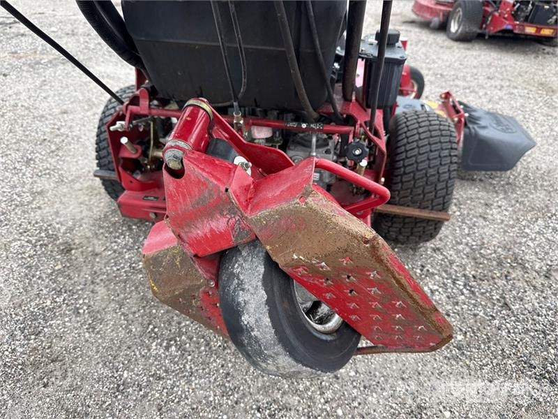 Exmark Turf Tracer X-Series 4x2 60 in Lawn Mower Vrtni traktor kosilnice