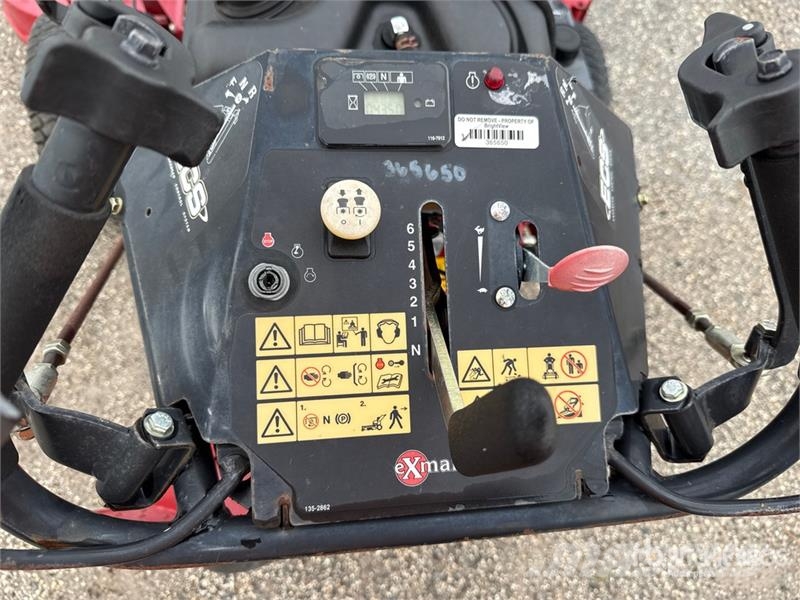 Exmark Turf Tracer X-Series 4x2 60 in Lawn Mower Vrtni traktor kosilnice