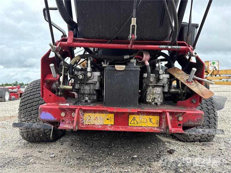 Exmark Turf Tracer X-Series 4x2 60 in Lawn Mower Vrtni traktor kosilnice