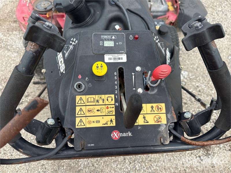 Exmark Turf Tracer X-Series 4x2 60 in Lawn Mower Vrtni traktor kosilnice