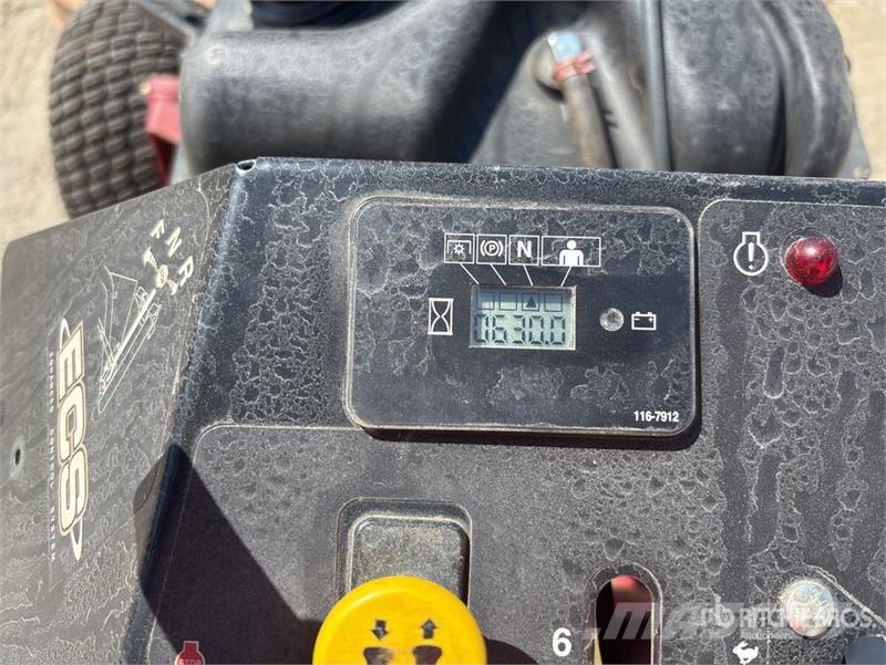 Exmark Turf Tracer X-Series Stand-On 60 in Lawn Mower Vrtni traktor kosilnice