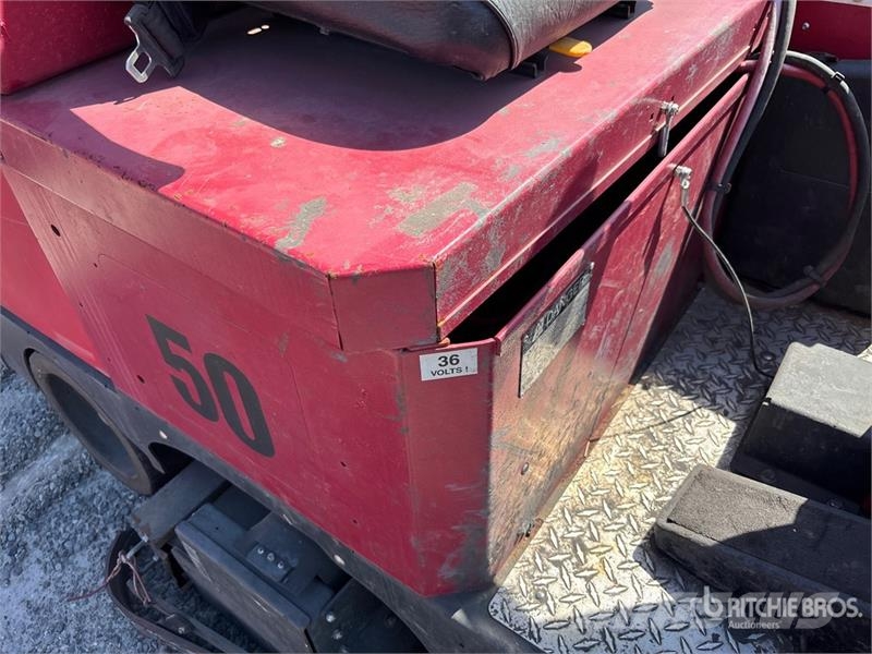 Factory Cat Ride-On Electric Floor Sweeper (Inoperable) Další vyorávače, příslušenství