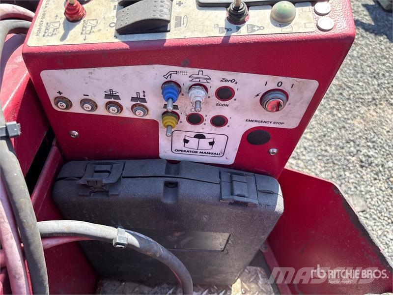 Factory Cat Ride-On Electric Floor Sweeper (Inoperable) Další vyorávače, příslušenství