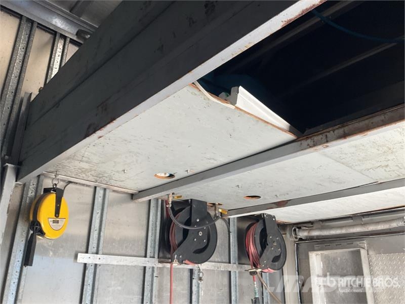  Featherlite Tri/A Enclosed Car Carrier Trailer 車両運搬用トレーラー