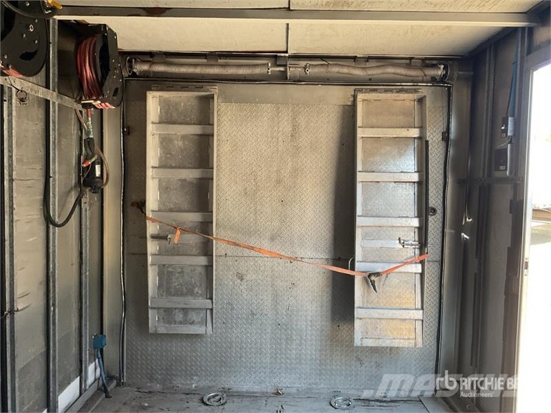  Featherlite Tri/A Enclosed Car Carrier Trailer 車両運搬用トレーラー