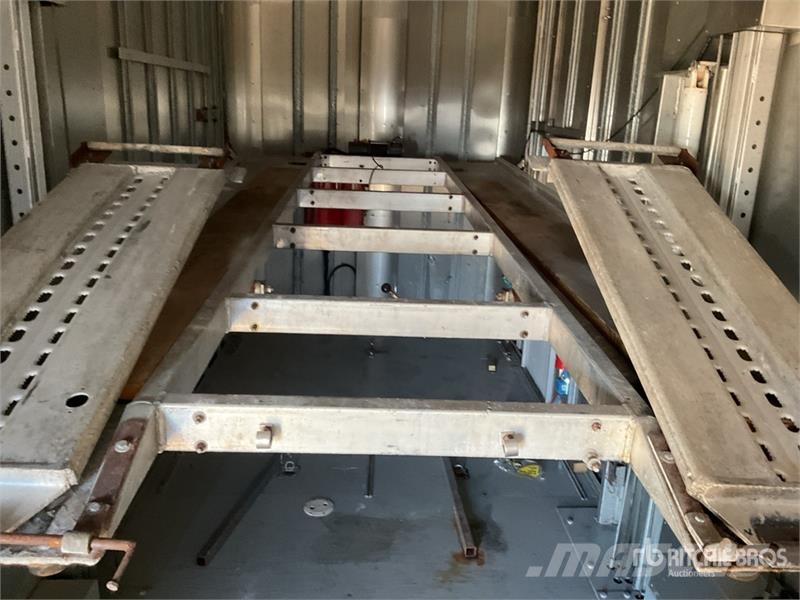  Featherlite Tri/A Enclosed Car Carrier Trailer 車両運搬用トレーラー