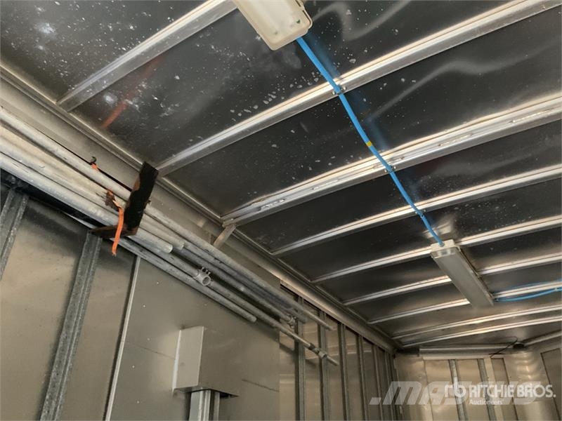  Featherlite Tri/A Enclosed Car Carrier Trailer 車両運搬用トレーラー