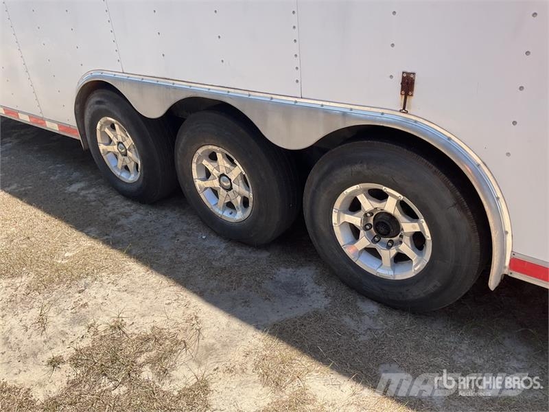  Featherlite Tri/A Enclosed Car Carrier Trailer 車両運搬用トレーラー