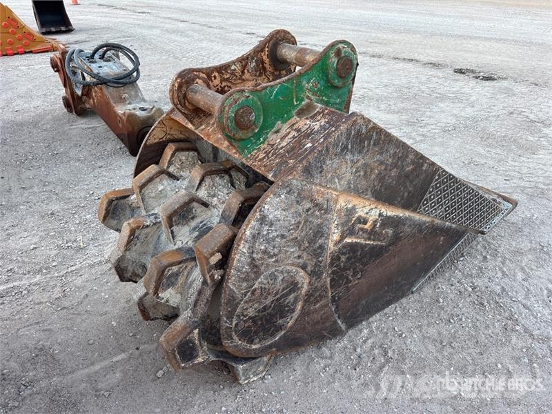 Felco 36 in Compactor Excavator Bucket دلاء