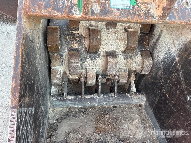 Felco 36 in Compactor Excavator Bucket دلاء
