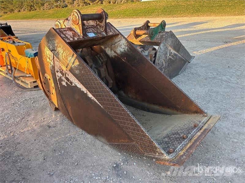 Felco 36 in Compactor Excavator Bucket دلاء