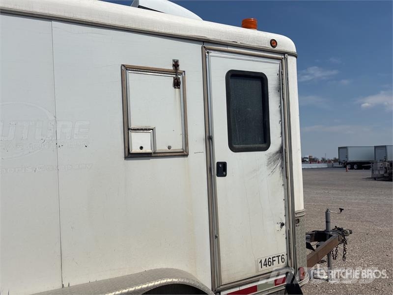 Fiber Optic Centralia 11 ft T/A Enclosed Trailer Furgons